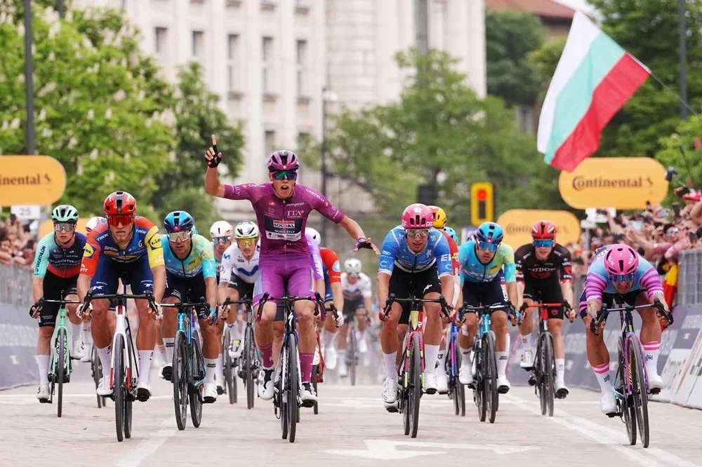 Paul Magnier celebra su triunfo en la tercera etapa del Giro de Italia.