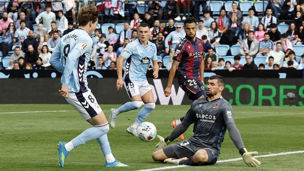 Fer López intenta superar la salida de Ryan en la primera ocasión del partido.